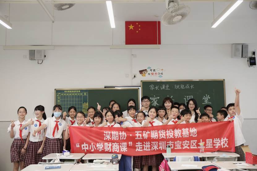 说明: 会议室里的人们 中度可信度描述已自动生成