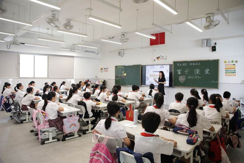 说明: 许多人在房间里 描述已自动生成