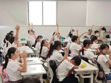 说明: 一群人在房间里 描述已自动生成