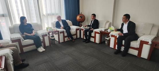 1687337514543007621.jpg 图片包含 室内, 人, 桌子, 房间 描述已自动生成