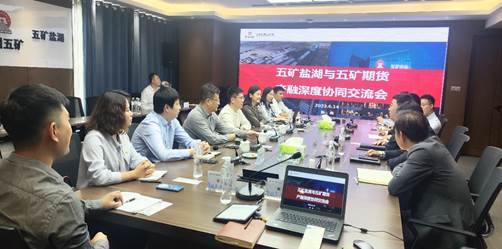 1687337536950024135.jpg 一群人坐在桌子前 描述已自动生成