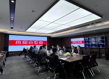 1687337555677043169.jpg 图片包含 建筑, 室内, 站, 人们 描述已自动生成